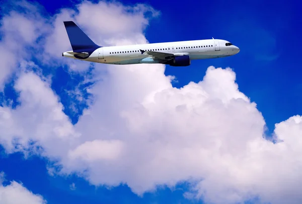 Flygplan på blå himmel — Stockfoto