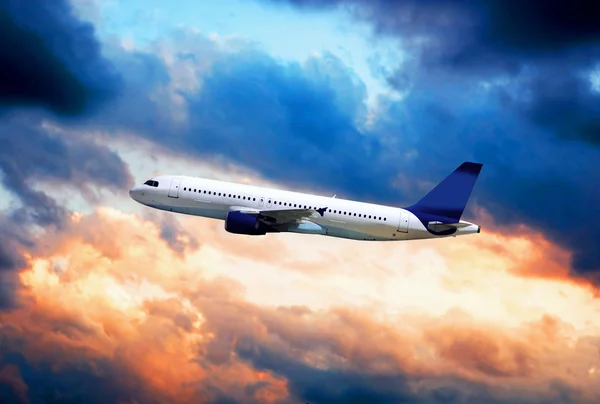 Letadlo na modré obloze — Stock fotografie