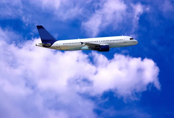 Літак на блакитному небі — стокове фото