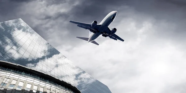 Mavi gökyüzünde bir uçak — Stok fotoğraf