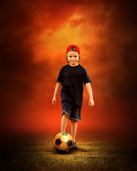 Dítě s míčem v plameni ohně na poli venku — Stock fotografie