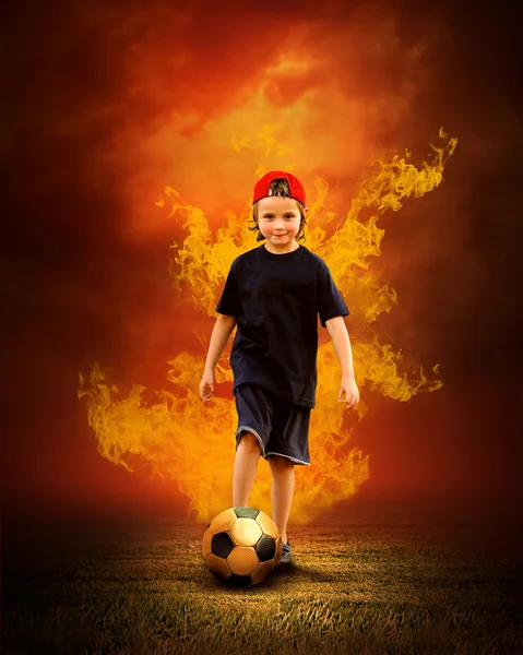 Açık alanda ateş alev topu ile çocuk — Stok fotoğraf