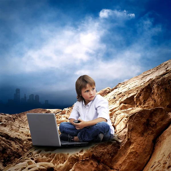 Gyerek laptop-ra az ég, a felhők alatt mauntain — Stock Fotó