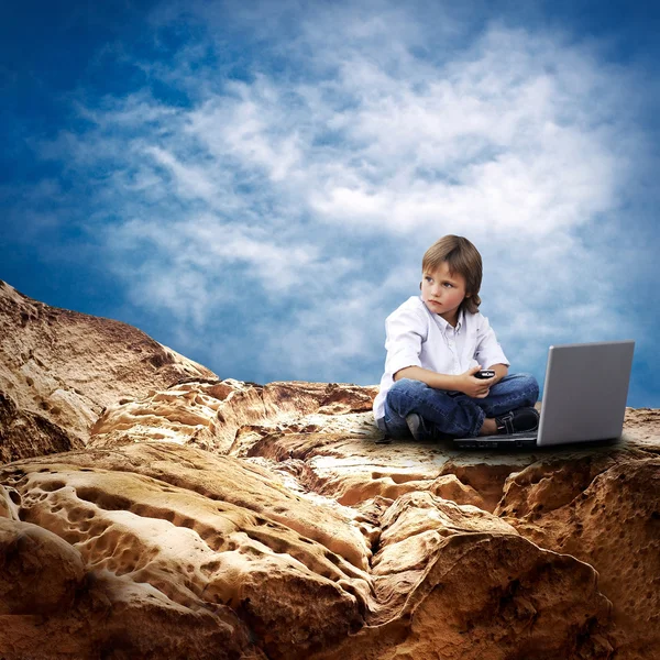 在天空与云彩下 mauntain 的笔记本电脑的孩子 — 图库照片