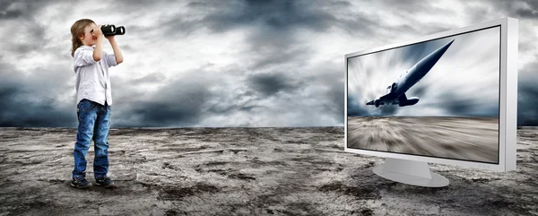 Ung pojke klocka i fältet-glas under himlen och bildskärmar — Stockfoto