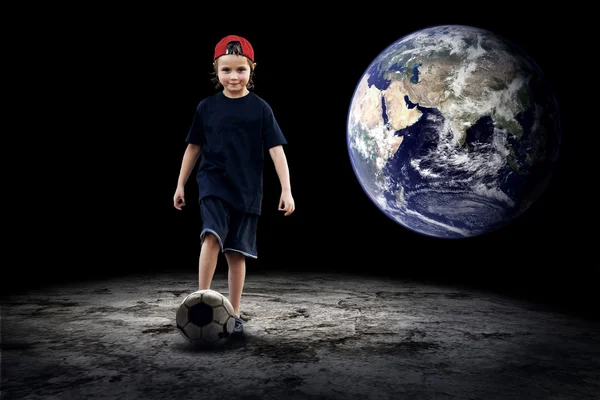 Çocuğun futbol topu koyu arka plan üzerinde oyuncu ve grunge — Stok fotoğraf