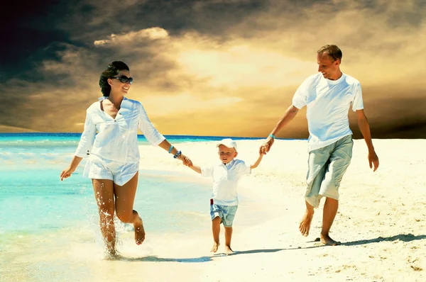 Vista da família jovem feliz se divertindo na praia — Fotografia de Stock
