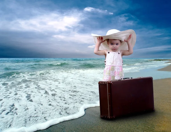Μικρό παιδί με τις αποσκευές στην τροπική παραλία — Φωτογραφία Αρχείου