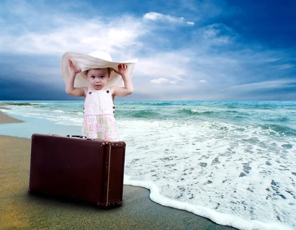 Niño pequeño con equipaje en la playa tropical —  Fotos de Stock