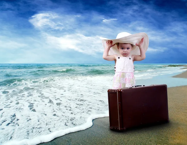 Niño pequeño con equipaje en la playa tropical —  Fotos de Stock