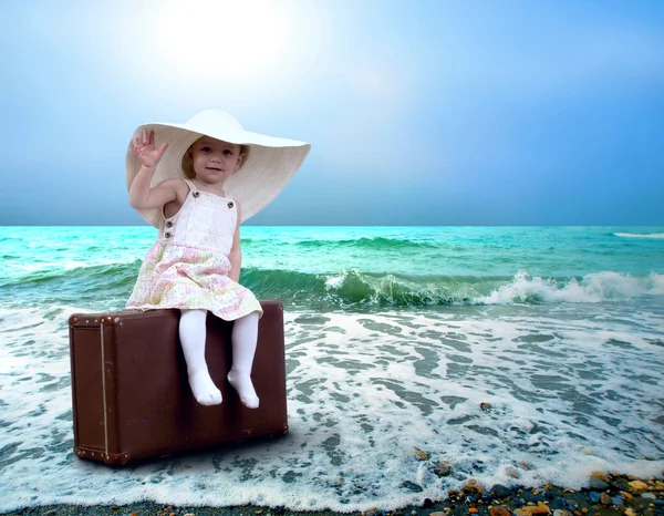 Young child with baggage on the tropical beach — Stock Photo, Image