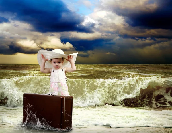 Malé dítě se zavazadly na tropické pláži — Stock fotografie