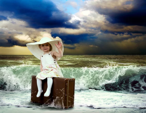 Poggyász a trópusi tengerparton kisgyermek — Stock Fotó