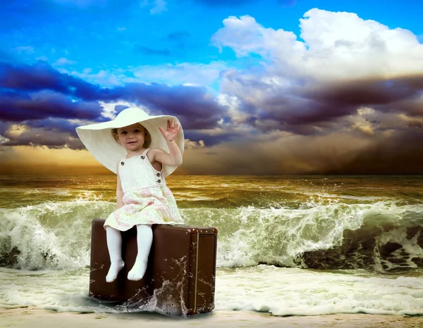 Маленька дитина з багажем на тропічному пляжі — стокове фото
