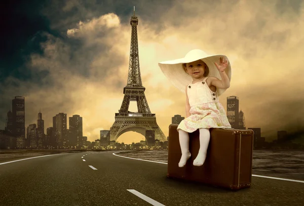 Dziewczynka czeka na drodze z jej sztuka bagażu — Zdjęcie stockowe