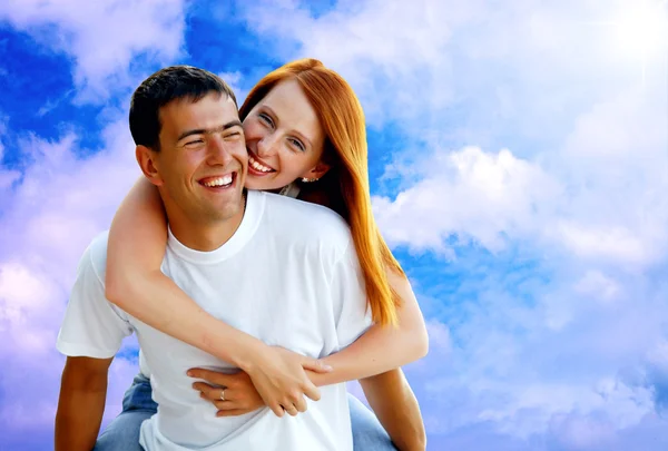 Jeune amour Couple souriant sous le ciel bleu — Photo