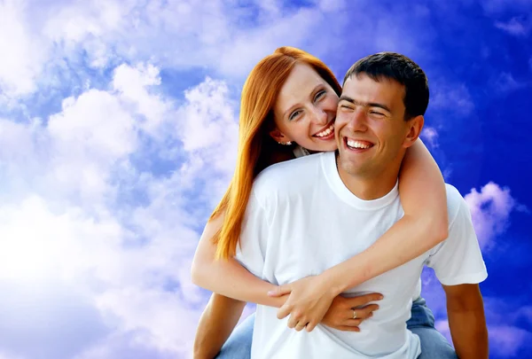 Amor jovem Casal sorrindo sob o céu azul — Fotografia de Stock