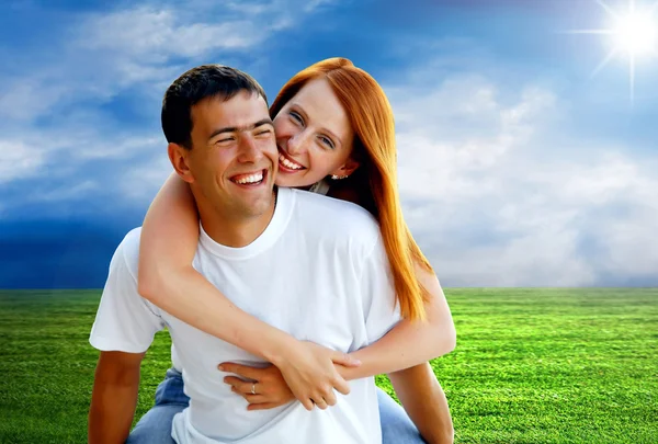 Jeune amour Couple souriant sous le ciel bleu — Photo