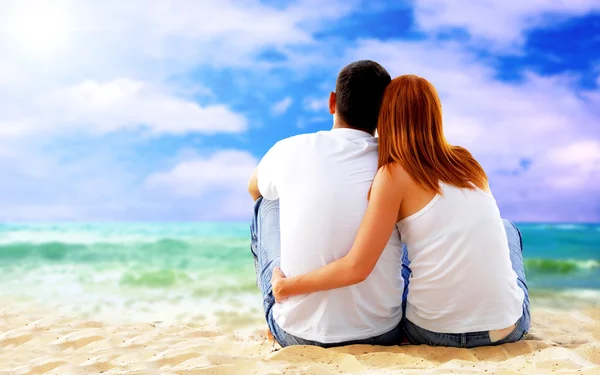 ビーチに座っているカップルの海の景色. — ストック写真