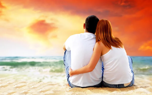 Вид на море пары, сидящей на пляже . — стоковое фото