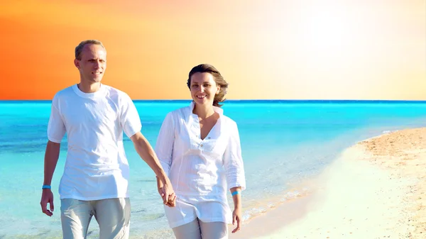 El ele tutuşarak mutlu genç çift Sahilde yürüyüş görünümü. — Stok fotoğraf