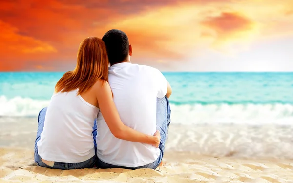Θέα στη θάλασσα του ένα ζευγάρι συνεδρίαση στην παραλία. — Φωτογραφία Αρχείου