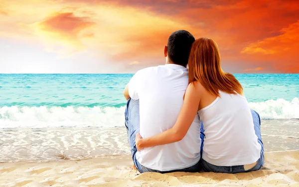 Θέα στη θάλασσα του ένα ζευγάρι συνεδρίαση στην παραλία. — Φωτογραφία Αρχείου