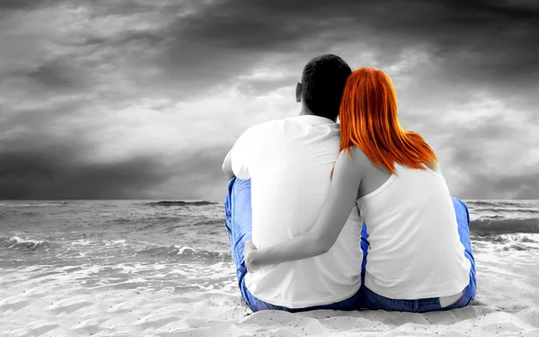 ビーチに座っているカップルの海の景色. — ストック写真