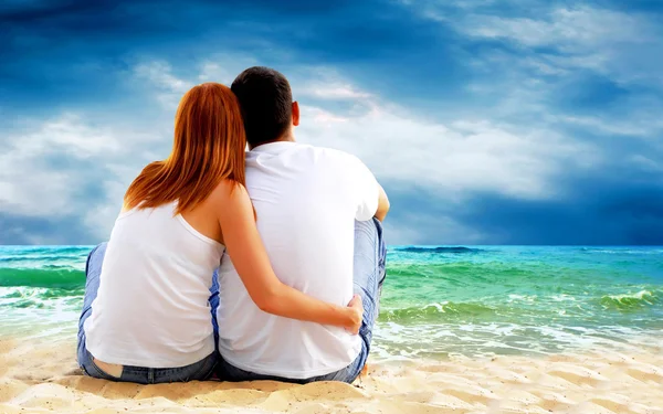 一对夫妇坐在沙滩上的海景. — 图库照片