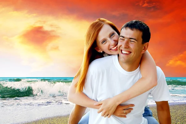Jeune couple d'amour souriant sous la plage tropicale — Photo