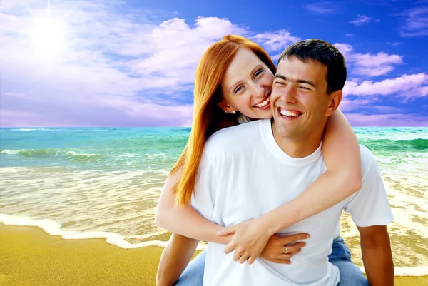 Para młoda miłość uśmiechający się na tropikalnej plaży — Zdjęcie stockowe