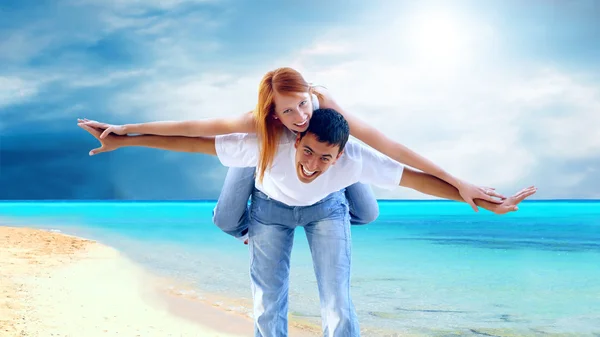 Hermosa pareja en la soleada playa tropical —  Fotos de Stock