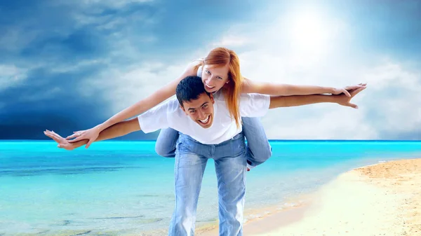 A napsütéses trópusi tengerparton gyönyörű pár — Stock Fotó