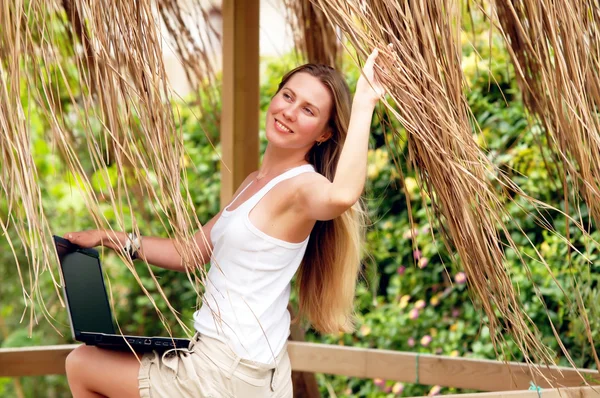 Hermosa mujer joven al aire libre en el día de verano . — Foto de Stock