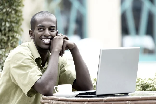 행복 한 젊은이 또는 테이블에 앉아 노트북으로 학생 — 스톡 사진