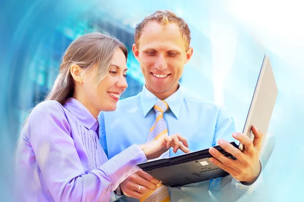 Felicità uomini d'affari con laptop su architettura aziendale sfocata b — Foto Stock