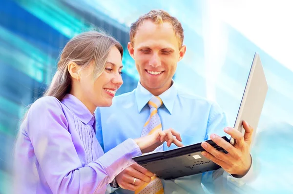 Bonheur hommes d'affaires avec ordinateur portable sur flou architecture d'entreprise — Photo