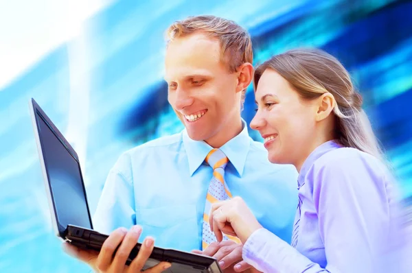 Happiness businessmans withlaptop on blur business architecture — Stock Photo, Image