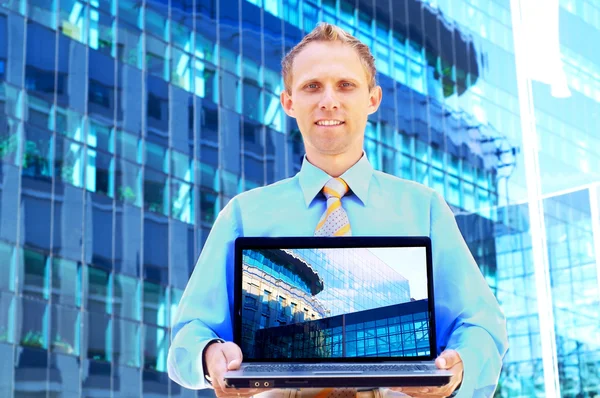Felicità uomo d'affari su sfondo sfocato architettura aziendale — Foto Stock