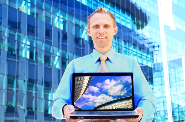 Felicità uomo d'affari su sfondo sfocato architettura aziendale — Foto Stock