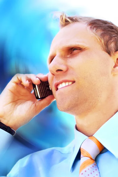 Empresário felicidade com telefone no fundo azul — Fotografia de Stock
