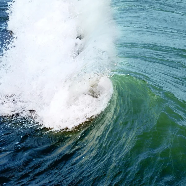 Grande onda verde quebra no oceano — Fotografia de Stock