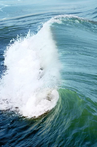 Den store grønne bølgen bryter i havet – stockfoto