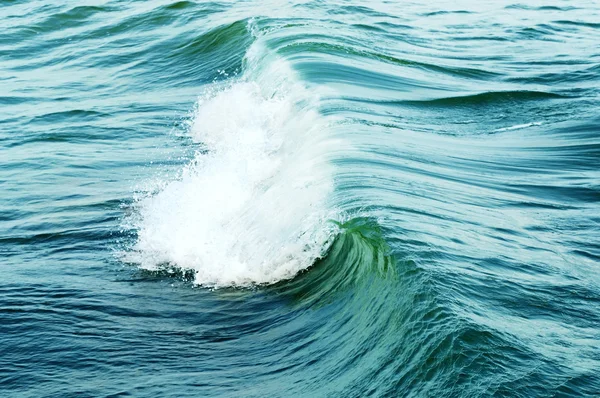 Grosses vagues vertes dans l'océan — Photo