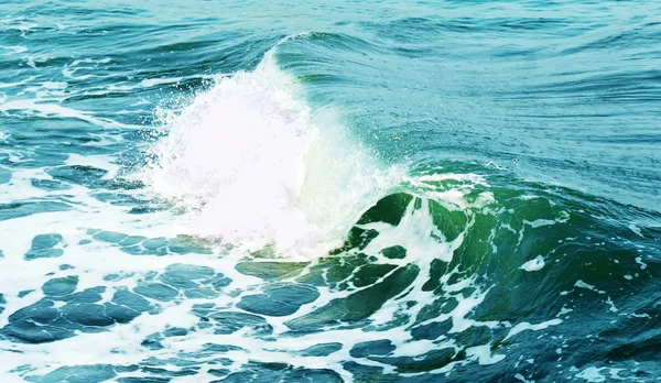 Nagy zöld hullám szünetek, óceán — Stock Fotó
