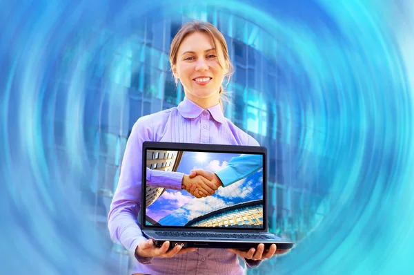 Щастя ділової жінки з ноутбуком на чорному фоні — стокове фото