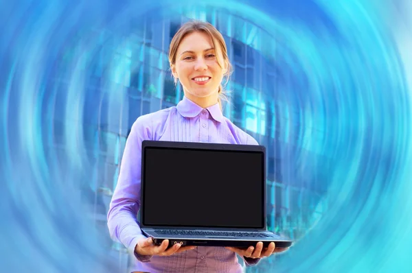 La felicidad de la mujer de negocios con el ordenador portátil sobre fondo borroso — Foto de Stock