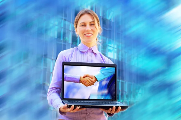 Felicità donna d'affari con computer portatile su sfondo blu — Foto Stock