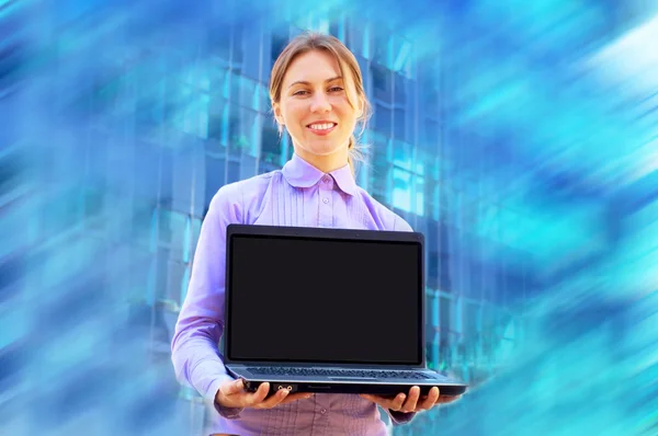 Felicidade mulher de negócios com laptop no fundo azul — Fotografia de Stock