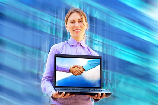 Felicità donna d'affari con computer portatile su sfondo blu — Foto Stock